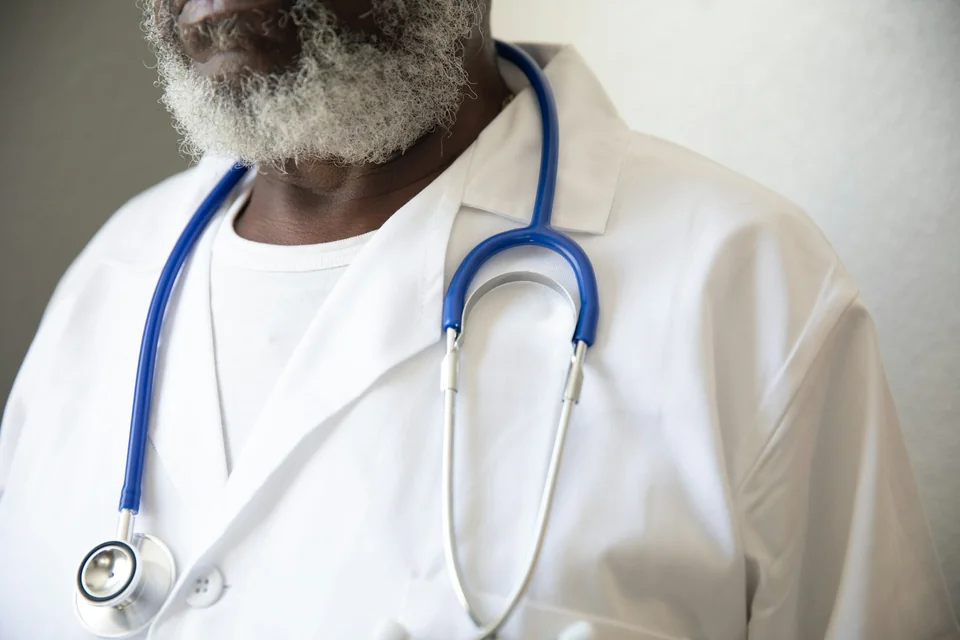 Camice bianco e stetoscopio blu di un professionista sanitario
